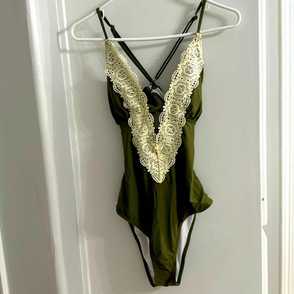 Cupshe size small one piece swimsuit